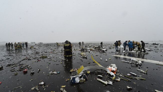На месте крушения пассажирского самолета Boeing-737-800, который разбился при посадке в аэропорту Ростова-на-Дону. Архивное фото