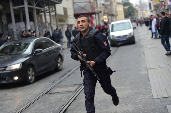 Сотрудник турецкой полиции неподалеку от места взрыва на улице Истикляль в Стамбуле. 19 марта 2016
