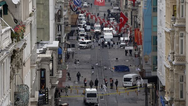 Сотрудники экстренных служб на месте взрыва на улице Истикляль в Стамбуле. 19 марта 2016