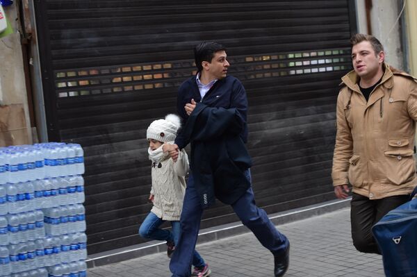 Прохожие неподалеку от места взрыва на улице Истикляль в Стамбуле. 19 марта 2016