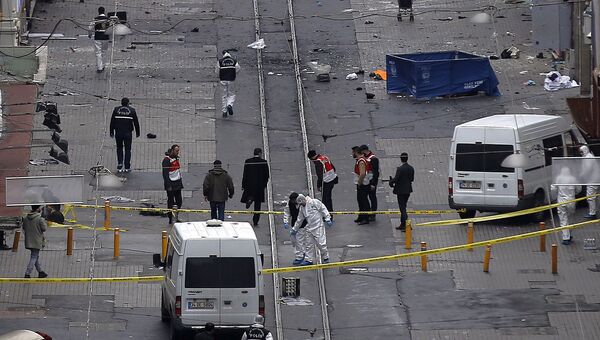 Сотрудники экстренных служб на месте взрыва на улице Истикляль в Стамбуле. 19 марта 2016