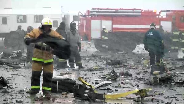 На месте крушения пассажирского самолета Boeing-737-800, который разбился при посадке в аэропорту Ростова-на-Дону. 