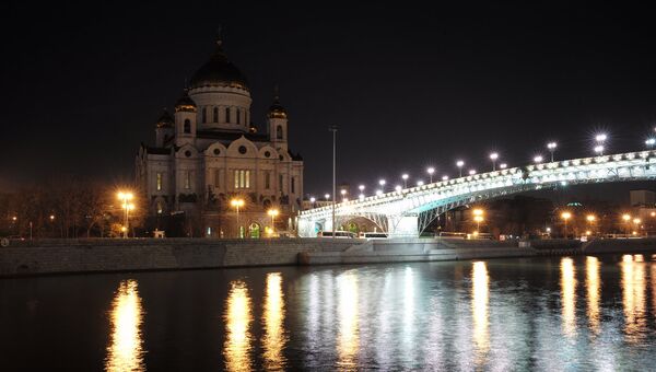 Храм Христа Спасителя в Москве с подсветкой и после ее отключения в рамках экологической акции Час Земли