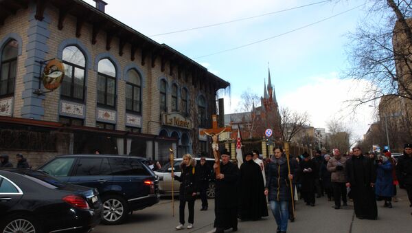 Католики прошли с богослужением Крестного пути по улицам Москвы