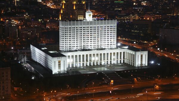 Дом Правительства до и после отключения подсветки в рамках экологической акции Час Земли в Москве