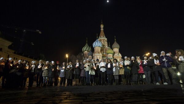 Активисты Всемирного фонда дикой природы (WWF) участвуют в экологической акции Час Земли на Красной площади в Москве
