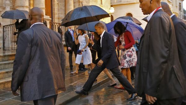 Барак Обама с семьей осмотрел Старую Гавану под проливным дождем