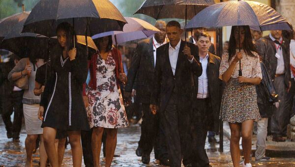 Барак Обама с семьей осмотрел Старую Гавану под проливным дождем