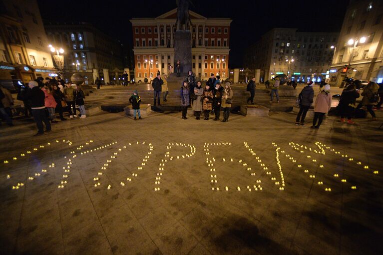 Местные жители у памятника Юрию Долгорукому напротив здания Мэрии Москвы во время акции памяти погибших в авиакатастрофе Boeing-737 в Ростове-на-Дону