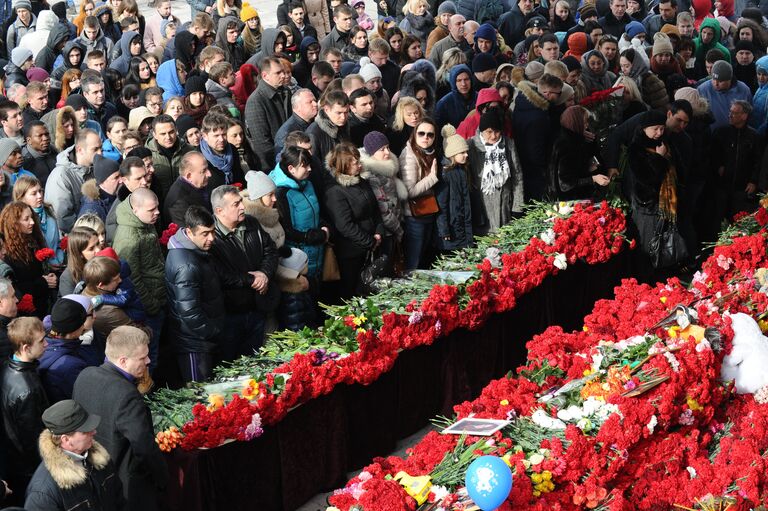 Люди скорбят у мемориала в аэропорту Ростова-на-Дону, посвященного погибшим при крушении пассажирского самолета Boeing-737-800