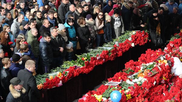 Люди скорбят у мемориала в аэропорту Ростова-на-Дону, посвященного погибшим при крушении пассажирского самолета Boeing-737-800