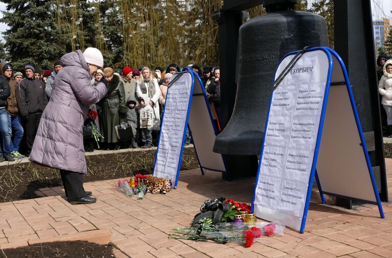 Участники митинга-реквиема у Бохумского колокола в Донецке, организованного в память о погибших в авиакатастрофе Boeing-737-800 в Ростове-на-Дону