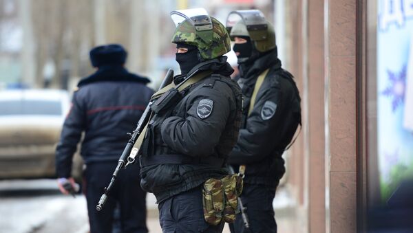 Сотрудники полиции охраняют территорию около Донецкого областного суда, где 21 марта начнется оглашения приговора гражданке Украины Надежде Савченко