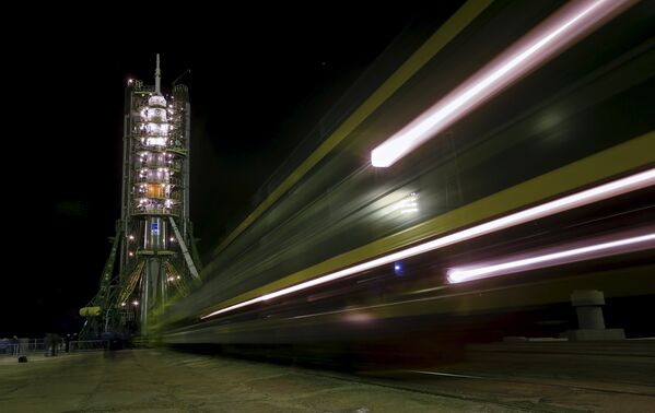 Установка ракеты-носителя Союз-ФГ с пилотируемым кораблем Союз ТМА-20М на стартовый стол первой Гагаринской стартовой площадки космодрома Байконур