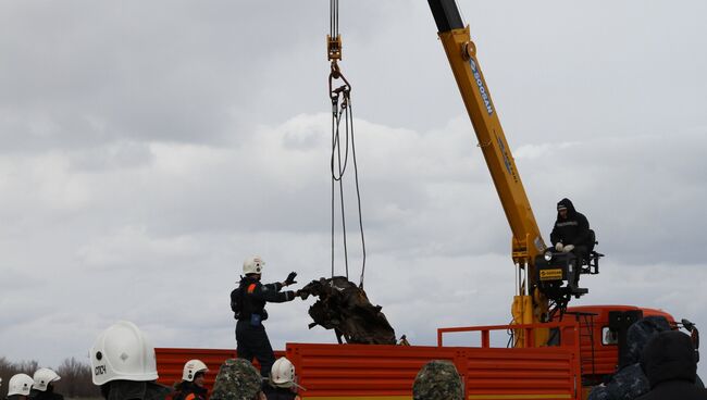 Сотрудники МЧС России во время расчистки взлетно-посадочной полосы аэропорта Ростова-на-Дону от обломков потерпевшего крушение самолета Boeing 737-800