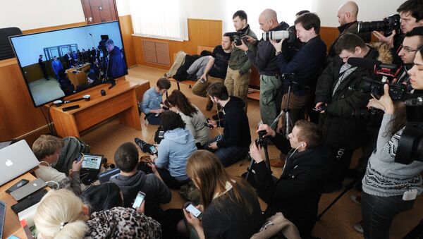 Журналисты смотрят трансляцию из зала заседаний Донецкого областного суда, где 21 марта начнется оглашение приговора по делу гражданки Украины Надежды Савченко