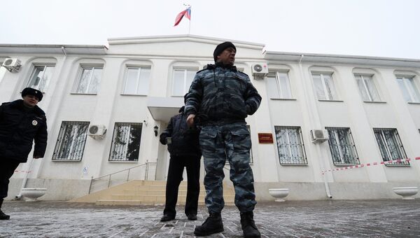 Сотрудники полиции охраняют территорию около Донецкого областного суда. 21 марта 2016