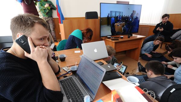 Журналисты смотрят трансляцию из зала заседаний Донецкого областного суда. 21 марта 2016