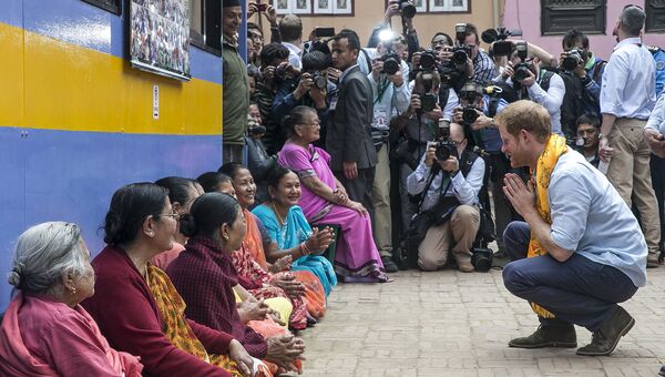 Британский принц Гарри с местными женщинами возле Золотого храма в Патан, Непал. 20 марта 2016