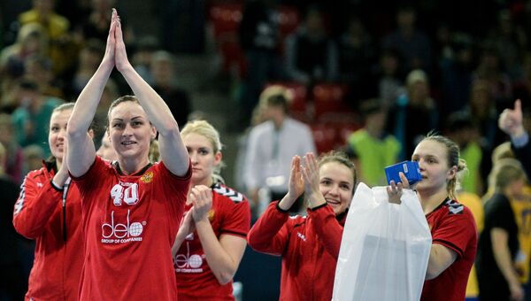Игроки сборной России радуются победе в матче отборочного турнира к Олимпийским играм 2016 между женскими сборными командами по гандболу Швеции и России