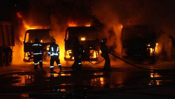 Пожар на территории городского ремонтного автотреста в двенадцати грузовых автомобилях марки Вольво ФМ-400, Санкт-Петербург