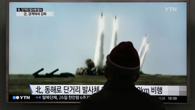 Мужчина смотрит учебный запуск ракет КНДР в сторону Японского моря. Сеул, Южная Корея. Архивное фото