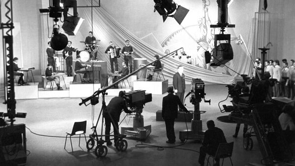 Съемки в одной из студий Центрального телевидения СССР в Москве. 1963 год