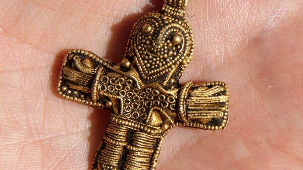 Находка датского археолога-любителя - нательный крест, возраст котрого насчитывает около 1100 лет