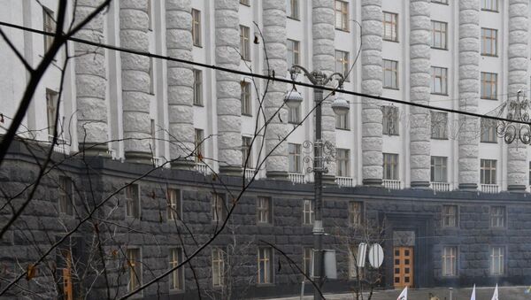 У здания Кабинета министров Украины в Киеве