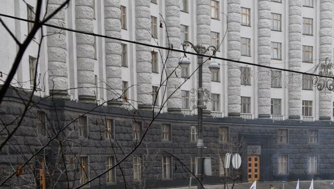 У здания Кабинета министров Украины в Киеве. Архивное фото