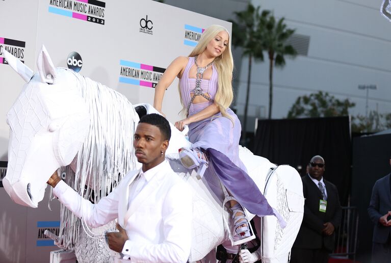 Певица Леди Гага на церемонии вручения премии American Music Awards в Лос-Анджелесе, 2013 год