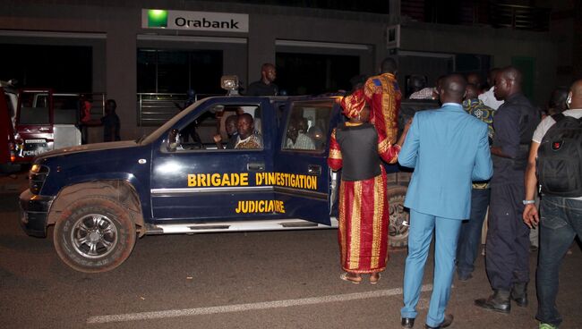 Службы безопасности Мали эвакуируют людей недалеко от места нападения на отель в Бамако, где расположена база миссии Евросоюза