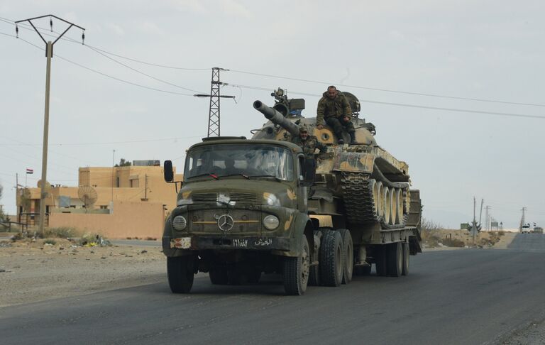 Военная техника Сирийской арабской армии (САА) на дороге к Пальмире