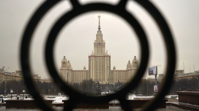 Главное здание Московского государственного университета имени М.В. Ломоносова на Воробьевых горах в Москве. Архивное фото