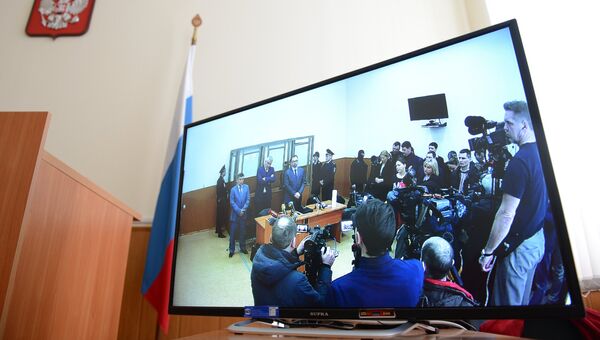 Трансляция для журналистов из зала заседаний Донецкого городского суда, где продолжается оглашение приговора по делу гражданки Украины Надежды Савченко