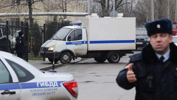 Сотрудники полиции охраняют территорию около Донецкого городского суда во время доставки в суд гражданки Украины Надежды Савченко