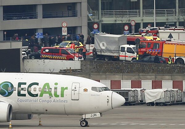 Службы спасения на месте взрывов в аэропорту Брюсселя. 22 марта 2016