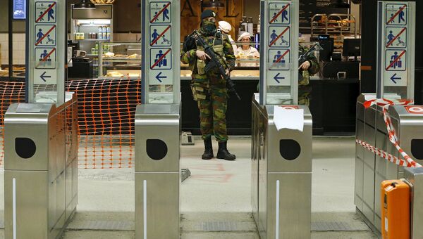 Военные в метрополитене Брюсселя. Архивное фото