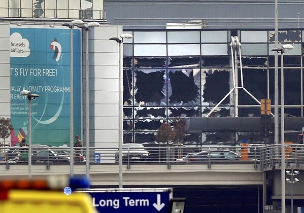 Стекла, выбитые во время взрыва в аэропорту Брюсселя. 22 марта 2016