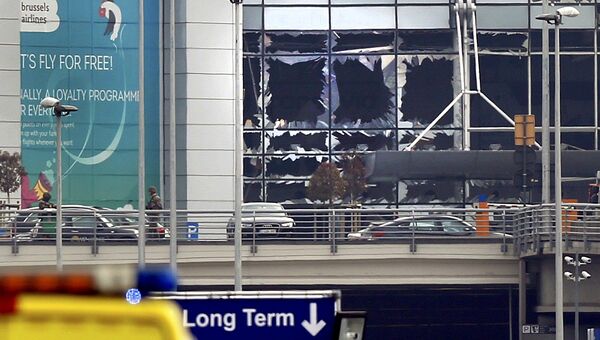 Стекла, выбитые во время взрыва в аэропорту Брюсселя. 22 марта 2016