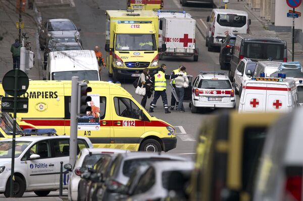 Службы спасения на месте взрыва в метрополитене Брюсселя. 22 марта 2016