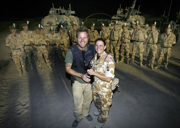 Актер Юэн МакГрегор вручает награду британскому офицеру-специалисту по обезвреживанию неразорвавшихся бомб Мишель Каннингем в Басре, Ирак. 8 октября 2007