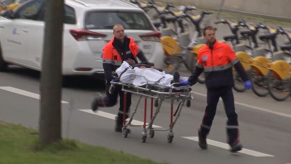 Медики эвакуируют раненого в результате теракта в Брюсселе, Бельгия. 22 марта 2016