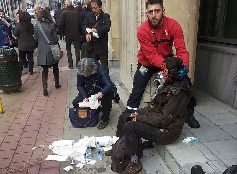 Раненые возле станции метро Мальбек в Брюсселе, Бельгия. 22 марта 2016 Раненые возле станции метро Мальбек в Брюсселе, Бельгия. 22 марта 2016