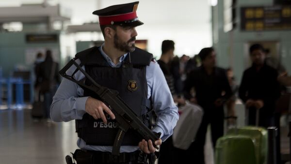 Сотрудник полиции в аэропорту Барселоны, Испания