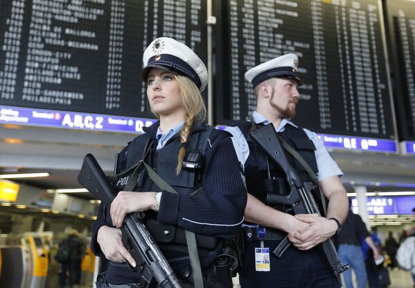 Сотрудники полиции в аэропорту Франкфурта, Германия