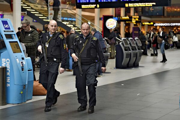 Сотрудники полиции в аэропорту Копенгагена, Дания