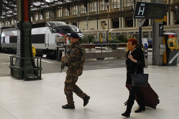 Сотрудник полиции на Лионском вокзале в Париже