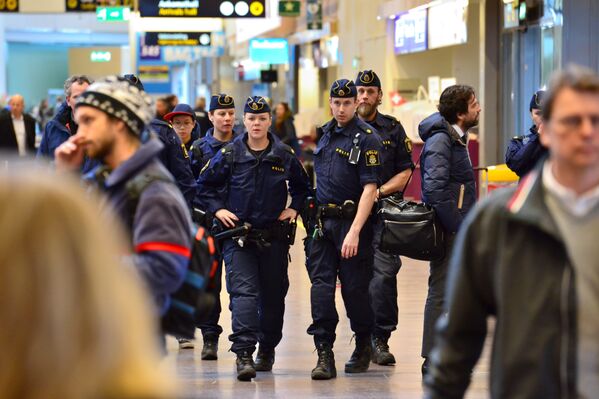 Сотрудники полиции в аэропорту Стокгольм-Арланда, Швеция