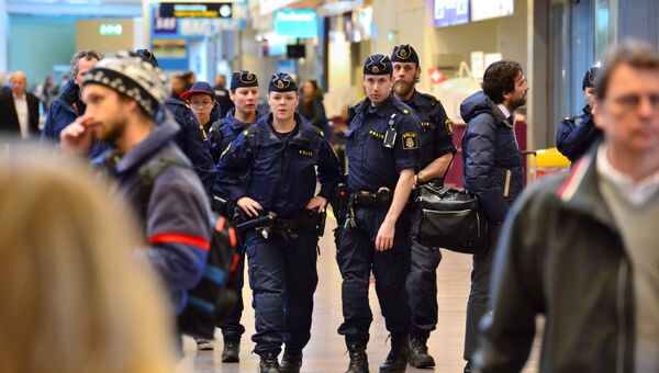 Сотрудники полиции в аэропорту Стокгольм-Арланда, Швеция